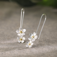Lotus Fun Boucles d'oreilles pendantes en argent sterling 925 plaqué or, motif fleur de mignonette, bijoux fins, style nature délicat