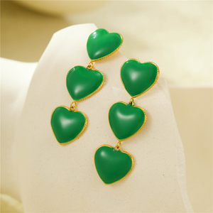 Boucles d'oreilles pendantes tendance en acier inoxydable plaqué or 18 carats avec trois grands cœurs, finition lisse et gouttes d'huile colorées pour femme, idéales pour les soirées - Product Image 4