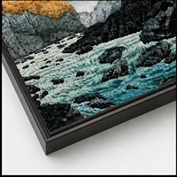Art mural Paysage Montagneux Scandinave en Aluminium – Impression de Sommet Enneigé et Rivière pour Salons, Bureaux, Hôtels et Cabanes de Style Nordique