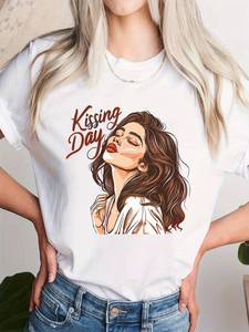 Camiseta Gráfica Fhaki para Mujer, Diseño de Beso, Cuello Redondo, Color Gris Suave, Informal, para el Día de San Valentín, Fiestas, Primavera, Verano - Product Image 3