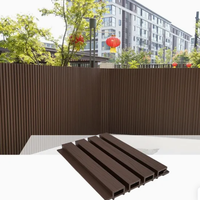 Panneau mural extérieur imperméable en WPC, panneau de bardage extérieur cannelé, panneau composite en PVC creux pour la décoration extérieure de la maison