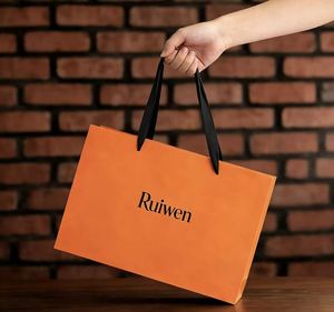 Sac de shopping de luxe en papier couché recyclé avec corde en coton, logo personnalisé, détail ruban, sérigraphie, gaufrage/débossage pour cadeau - Product Image 4