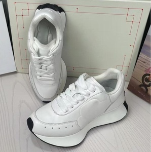 Zapatos deportivos de lujo para hombre al por mayor, de alta calidad, material de cuero blanco, transpirables y cómodos, suela gruesa, zapatos casuales - Product Image 1