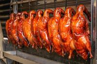 Canard rôti au miel, peau croustillante et saveur délicieuse, prêt à manger, snack de cuisine traditionnelle chinoise, vente chaude