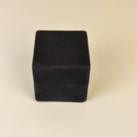Boîte à bijoux en daim floqué, doublure en velours rouge, logo personnalisé, boîte à bijoux carrée pour la présentation de bagues de fiançailles et de mariage, cadeau