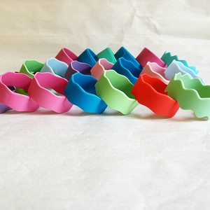 Colori personalizzati riutilizzabili antiscivolo impermeabili Non tossici in Silicone borraccia etichette personalizzate per bambini - Product Image 3