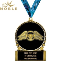 Médaille de course exquise Noble avec volant ailé doré bord en émail bleu et ruban tricolore pour les récompenses du sport automobile