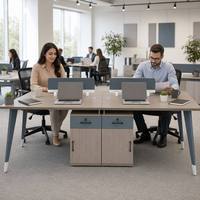 Poste de travail modulaire contemporain pour 4 personnes, bureau en banc ouvert, cloison basse bleue, support en T blanc, socle mobile