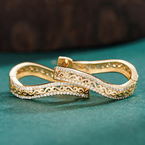 Orecchini a Cerchio Dorati da Donna, Placcati in Oro 18K con Cristalli e Strass, Gioielli alla Moda per Feste - Product Image 5