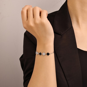 Bracelet Fleur en Zircon, Alliage de Zinc, Sertissage Pavé, Accessoire Quotidien - Product Image 1