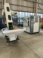 Machine de soufflage compacte à 2 cavités avec servomoteur pour bouteilles de boisson PET/PC, connectée à une machine de remplissage automatique 2000BPH