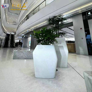 Nuevos Maceteros de Hormigón con Aspecto de Piedra, Blancos, Inorgánicos, de Terrazo Artístico, para Centros Comerciales y Hoteles - Product Image 1