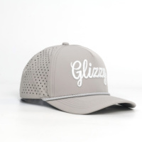 Casquette personnalisée à 7 panneaux en nylon imperméable et respirant avec trous découpés au laser et logo brodé plat