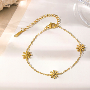 Conjunto de Joyería Daisy |   Collar, Pulsera y Aretes de Acero Inoxidable con Baño de Oro PVD de 18K con Diseño de Margarita |   Impermeable, Hipoalergénico y Duradero - Product Image 5