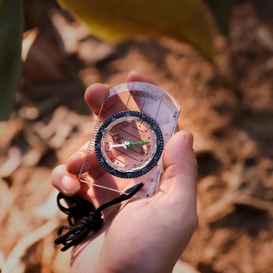 <span class=keywords><strong>Boussole</strong></span> précise, durable et légère, avec sangle, imperméable, essentiels pour la randonnée, le camping et la randonnée à dos. - Product Image 1