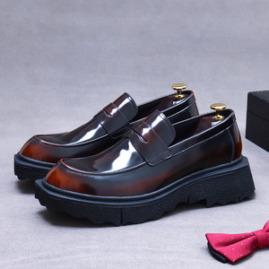 Chaussures pour hommes en cuir souple de style classique et tendance, chaussures en cuir de vache, bout rond, chaussures décontractées pour hommes fabriquées à la main - Product Image 1
