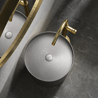 Lavabo sur pied compact en acier inoxydable brossé SUS304 moderne avec égouttoir pour projets hôteliers, scolaires, hospitaliers et de villas