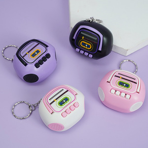 Mini Radio Retro Creativa de Plástico, Grabadora Portátil Nostálgica con Funciones de Grabación y Reproducción, Llavero, Colgante para Mochila, Regalo - Product Image 4