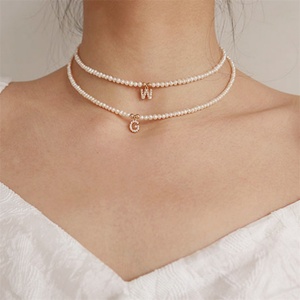 Collar de cadena con colgante de letra inicial de acero inoxidable chapado en oro de alta calidad, resistente al agua, con 26 letras iniciales y cadena de perlas. - Product Image 3