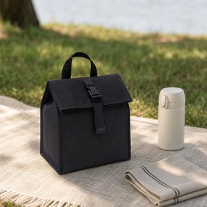 Sac isotherme réutilisable en aluminium avec logo personnalisé, écologique, pour le transport de repas frais en extérieur - Product Image 1