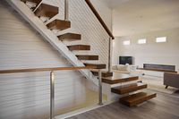 Escalier en tube carré moderne durable et personnalisé avec surface antidérapante, garde-corps en verre pour une utilisation en intérieur dans les hôtels
