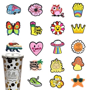 Manchon de paille en PVC exquis personnalisé en gros accessoire de verres en caoutchouc réutilisable à bas prix avec charme de style plage d'été - Product Image 1