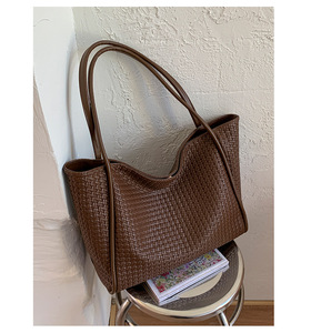 Bolso Bandolera Diario Minimalista de Piel Sintética Suave con Cierre de Cremallera y Broche, Forro de Seda, Gran Capacidad y Correa Desmontable - Product Image 6