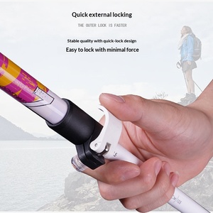 Bâton <span class=keywords><strong>de</strong></span> randonnée pliable et rétractable en fibre <span class=keywords><strong>de</strong></span> carbone à cinq sections, léger et innovant, pour la randonnée et le <span class=keywords><strong>ski</strong></span> en plein air - Product Image 2
