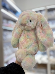 Peluche Jellcatt UK Rainbow Tie Dye Bashful Bunny, jouet en peluche doux avec oreilles tombantes, lapin multicolore pastel - Product Image 6