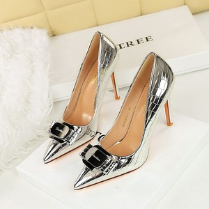 Chaussures pour femmes en cuir verni, bout pointu, talon aiguille, nœud métallique, talons de 10 cm - Product Image 2