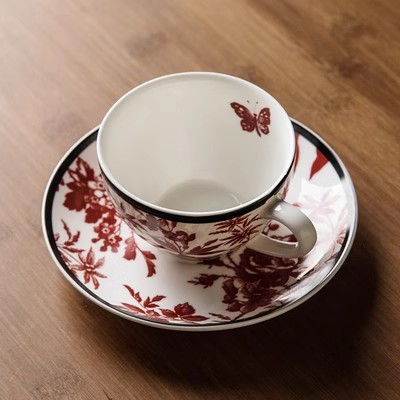 tasse et soucoupe rouges