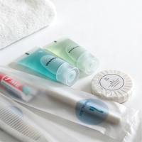 Ensemble de produits d'accueil de luxe pour hôtel et Airbnb, personnalisable en gros, comprenant des chaussons jetables unisexes et un ensemble de toilette avec shampoing pour salle de bain