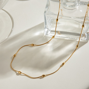Collier en acier inoxydable avec chaîne serpent et design perlé couleur or pour cadeau - Product Image 2