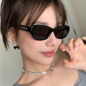 2025 barato de alta calidad nuevo marco pequeño gafas de sol moda Cool UV400 aleta de tiburón decoración gafas de sol de plástico para mujeres - Product Image 1