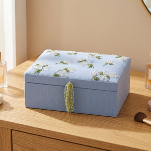 Boîte de rangement de luxe bleue brodée avec motif floral, boîte cadeau décorative en tissu exquis pour la maison, boîte décorative pour l'Aïd - Product Image 1