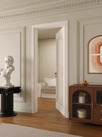 Porte battante en bois à charnières, style médiéval blanc et noir, avec lignes décoratives, cadre de porte rétro avec double boucle profonde de style mid-century