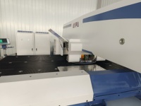 Presse à tourelle CNC mécanique à alimentation automatique pour le poinçonnage de l'acier inoxydable, de l'aluminium, des murs rideaux, des meubles et des lampes