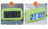 Grand réveil numérique à écran LCD de conception industrielle, technologie de capteur de faible luminosité LUMINOVA, veilleuse personnalisable pour bureau