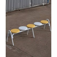 Ensemble de table et de chaises rondes d'extérieur en fer durable personnalisable avec un banc long à visage souriant pour terrasse, salon de thé à bulles, café