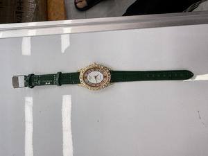 Montre à bague en diamant pour femme avec boîtier plaqué or et bracelet en cuir vert, style élégant pour occasion cadeau - Product Image 3