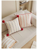 Housse de coussin décorative en peluche courte crème avec insert, pompons et imprimé cerises pour canapé de salon