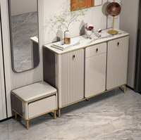 Meuble à chaussures de luxe léger avec plateau en pierre frittée, portes cannelées et banc à chaussures assorti pour l'entrée