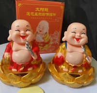 9.2*10.2cm mignon Lotus bouddhiste moine solaire Maitreya bouddha secouant la tête poupée voiture à bascule solaire alimenté bouddha riant
