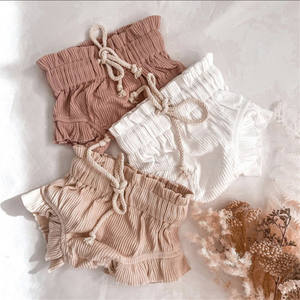 Vente en gros de 2 ensembles de vêtements pour bébés nouveau-nés en coton côtelé, combinaison avec volants et bloomers pour enfants - Product Image 2