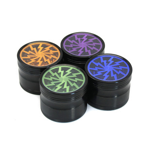 Personnalisez votre logo 63mm Metal Lightning Grinder Moulin à fumée <span class=keywords><strong>Quad</strong></span> Layer Grinder Manual Smoker Set - Product Image 1