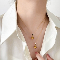 Collier Bowei avec petites perles rondes, chaîne serpent délicate et zircon vert en forme de goutte d'eau
