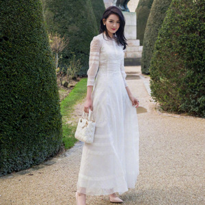 Maxi abito bianco elegante da donna elegante <span class=keywords><strong>con</strong></span> accenti di pizzo e Design frontale <span class=keywords><strong>con</strong></span> bottoni perfetto per incontri serali - Product Image 1