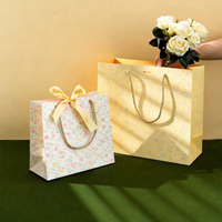 Sacs cadeaux en carton blanc de luxe, durables, écologiques, faits à la main, imprimés de fleurs, avec logo personnalisé, ruban et nœud, vente en gros