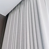 Rideaux occultants sur mesure, isolants thermiquement et offrant une protection de l'intimité, modernes et simples, adaptés aux villas et aux salons.