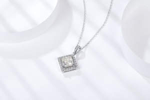 Collar de Moissanita Unisex de 2 Quilates, Diseño Minimalista, Chapado en Rodio y Oro, Corte Princesa, Certificado GRA, de All Fashion - Product Image 5